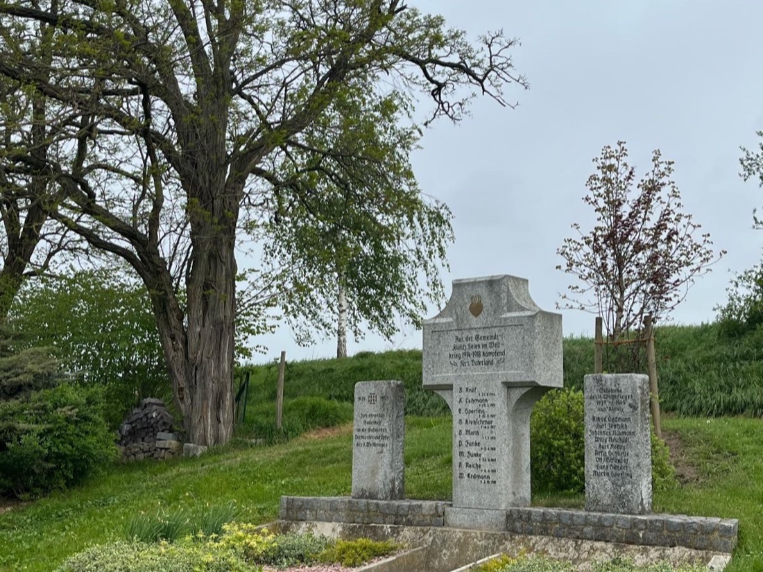 Kriegerdenkmal in Klötitz mit neu gestalteten Beeten
